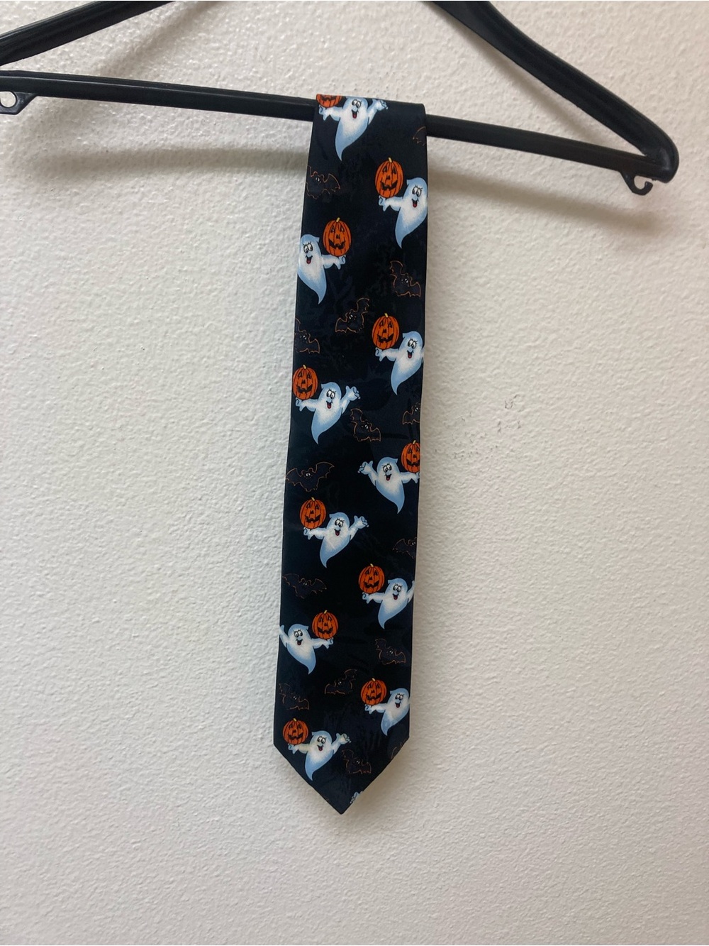 HALLMARK “Novelties” Halloween Men’s Black Tie With Ghosts, Pumpkins and Bats